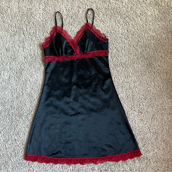 BLACK AND RED LACE TRIMMED SLIP DRESS - Picture 9 of 13